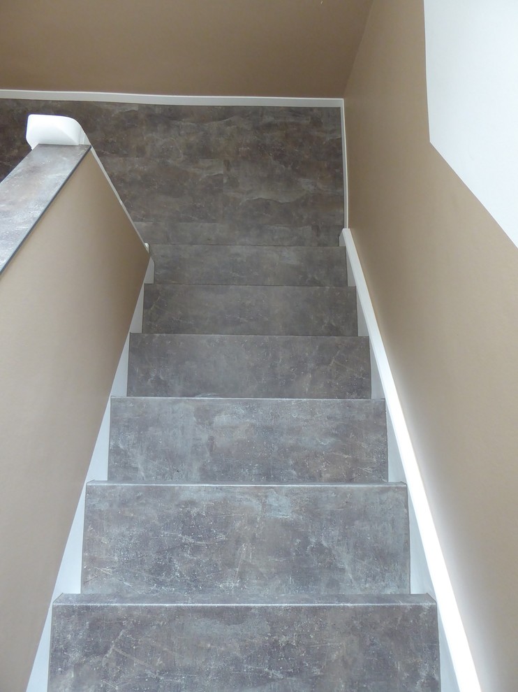 Mittelgroße Retro Treppe in U-Form mit Schiefer-Treppenstufen und Mix-Geländer in Frankfurt am Main