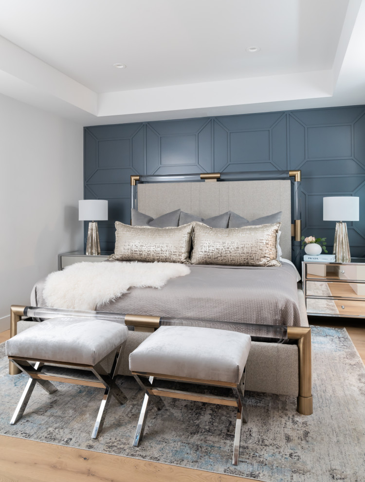 Mid-sized contemporary guest bedroom in Los Angeles with blue walls and panelled walls.