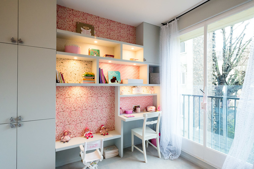 Design ideas for a mid-sized transitional kids' study room for kids 4-10 years old and girls in Paris with beige walls.