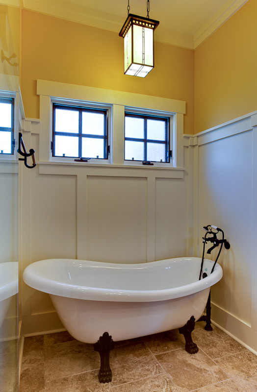 Cette photo montre une salle de bain craftsman.