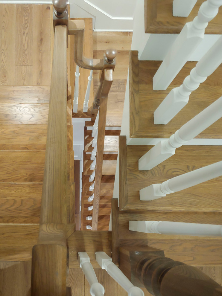 Идея дизайна: п-образная лестница среднего размера в классическом стиле с деревянными ступенями, крашенными деревянными подступенками, деревянными перилами и панелями на стенах