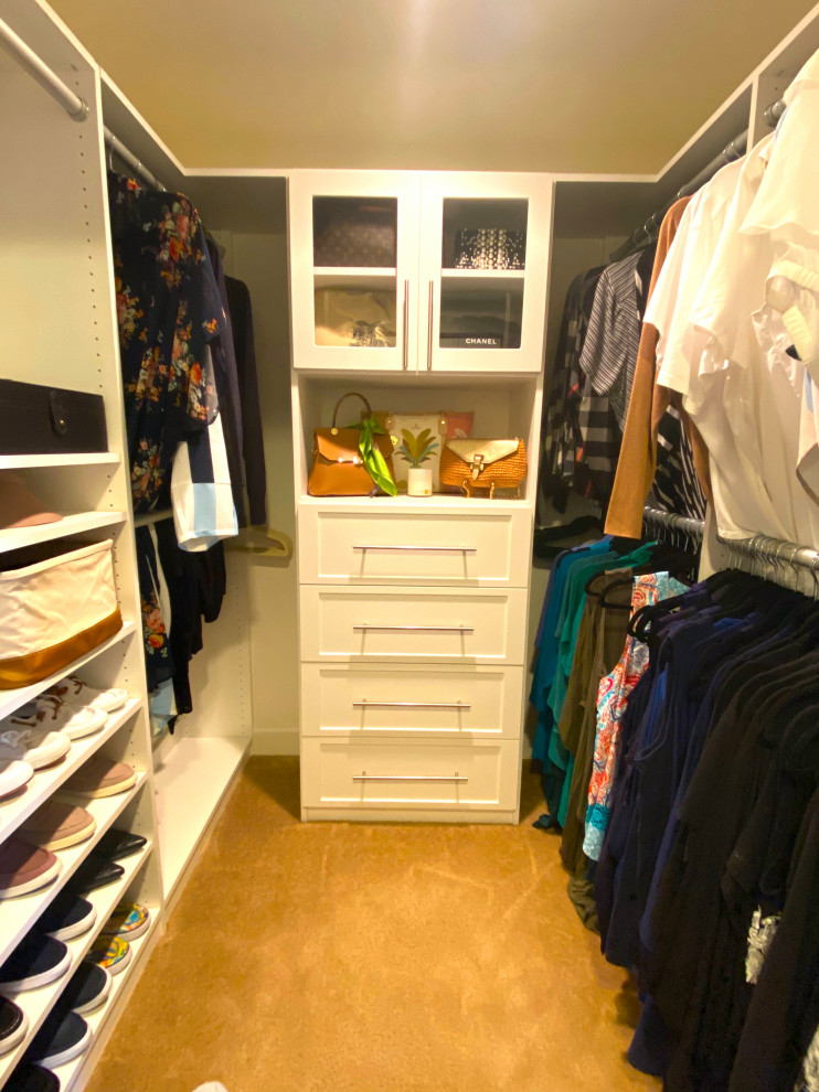 Ejemplo de armario vestidor unisex actual de tamaño medio con armarios con paneles empotrados y puertas de armario blancas