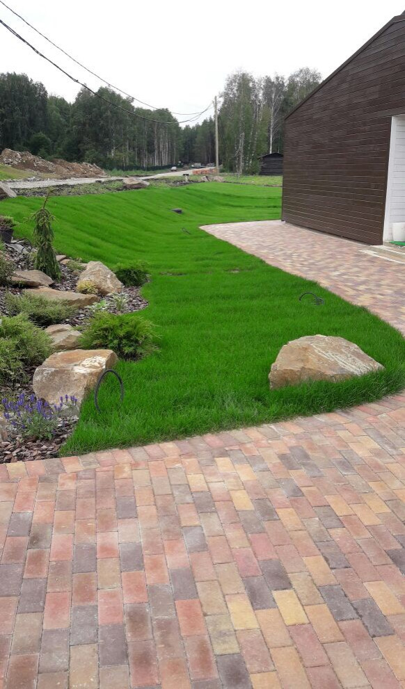 Вид вдоль дома