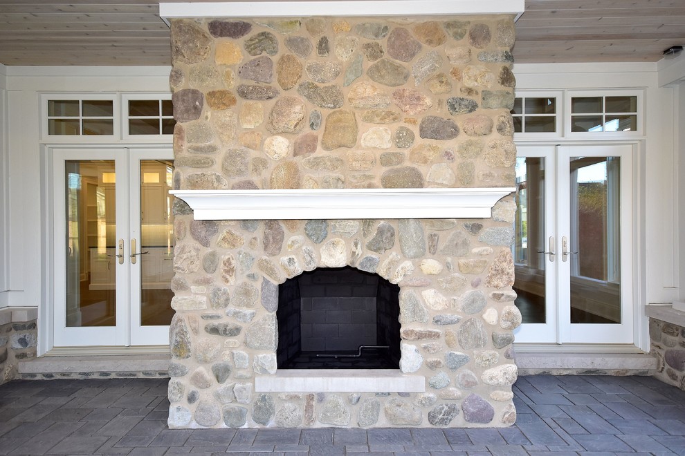 Example of a transitional home design design in Chicago