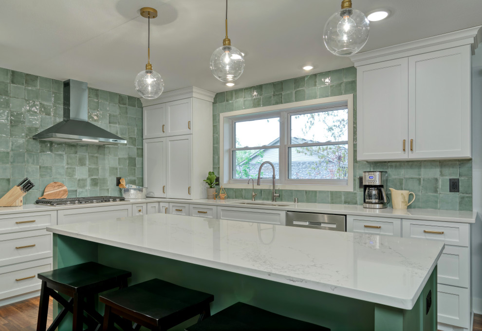 Inspiration för ett mellanstort lantligt vit vitt kök, med en undermonterad diskho, skåp i shakerstil, gröna skåp, bänkskiva i kvarts, grönt stänkskydd, stänkskydd i keramik, rostfria vitvaror, vinylgolv, en köksö och brunt golv
