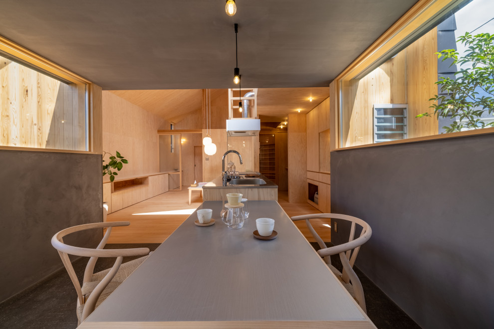 Источник вдохновения для домашнего уюта: гостиная-столовая среднего размера в стиле модернизм с серыми стенами, пробковым полом, серым полом, деревянным потолком и деревянными стенами без камина