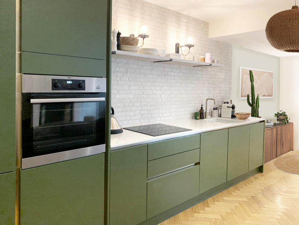 Идея дизайна: прямая кухня-гостиная среднего размера в скандинавском стиле с плоскими фасадами, зелеными фасадами, фартуком из кирпича, техникой под мебельный фасад, светлым паркетным полом, белой столешницей и мятными фасадами