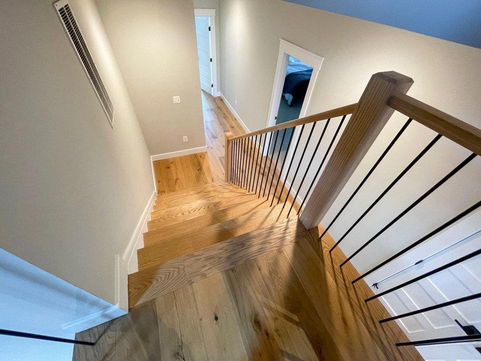 Стильный дизайн: огромная прямая деревянная лестница в стиле неоклассика (современная классика) с деревянными ступенями и перилами из смешанных материалов - последний тренд