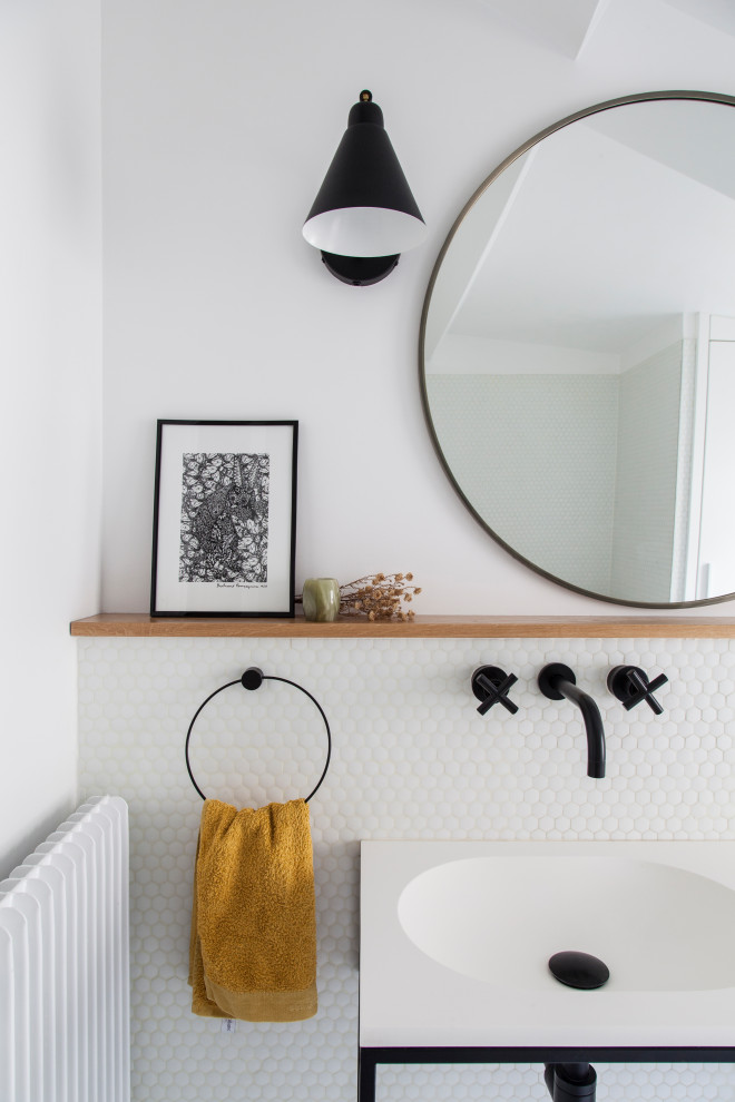 Свежая идея для дизайна: главная ванная комната среднего размера со стиральной машиной в современном стиле с белыми стенами, белыми фасадами, полновстраиваемой ванной, инсталляцией, белой плиткой, плиткой мозаикой, полом из мозаичной плитки, подвесной раковиной, столешницей из искусственного камня, черным полом, открытым душем, белой столешницей, тумбой под одну раковину и подвесной тумбой - отличное фото интерьера