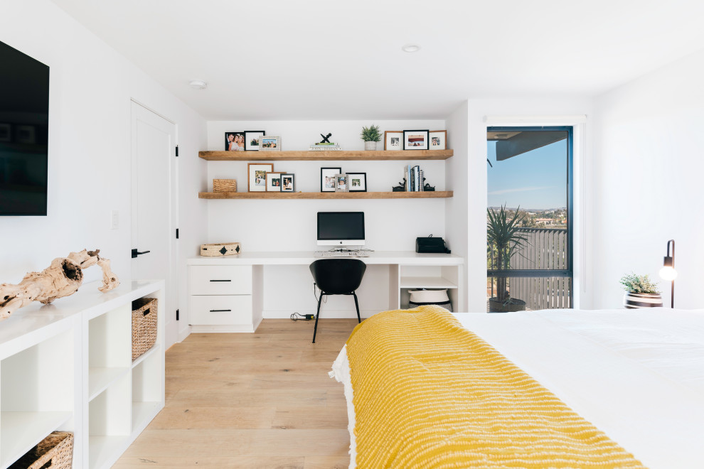 Ispirazione per una piccola camera degli ospiti stile marino con pareti bianche, pavimento in legno massello medio e pareti in legno
