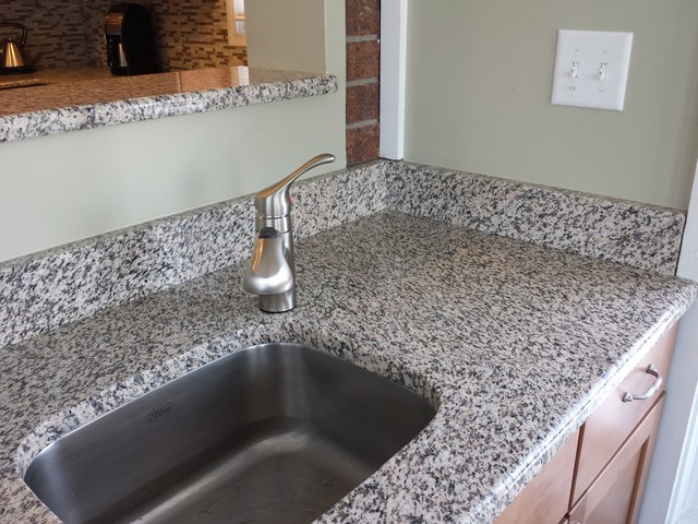 Tiger Skin Granite Countertops Modernizm Kuhnya Sidar Rapids