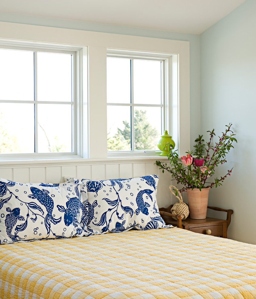 Bedroom - rustic bedroom idea in Boston