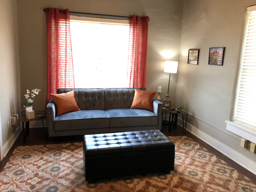 Kleines, Abgetrenntes Klassisches Wohnzimmer mit grauer Wandfarbe, Vinylboden und braunem Boden in Oklahoma City