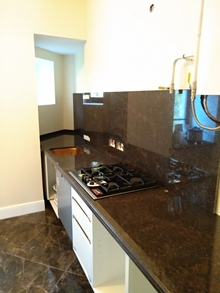 Кухонная столешница с фартуком из Дымовского гранита