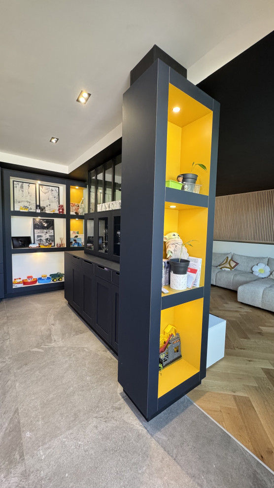 Idée de décoration pour une grande salle de séjour design ouverte avec un sol en carrelage de céramique et un sol gris.