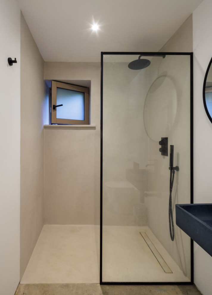 Esempio di una stanza da bagno minimal con doccia aperta, pareti grigie e pavimento grigio