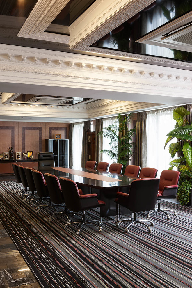 Офис с камином. Office with fireplace.