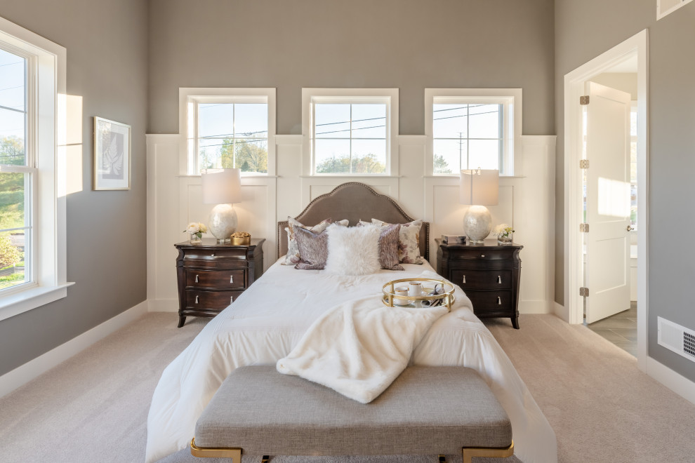 На фото: огромная хозяйская спальня в стиле кантри с серыми стенами, ковровым покрытием, серым полом, кессонным потолком и панелями на стенах с