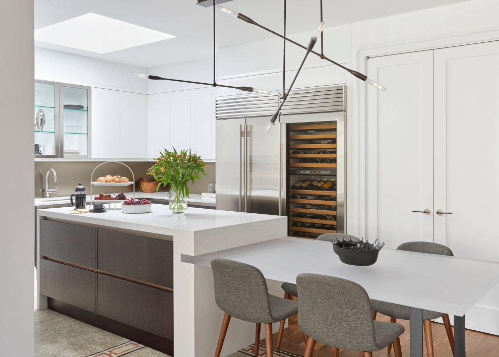 Mittelgroße Moderne Wohnküche in U-Form mit Unterbauwaschbecken, Glasrückwand, Küchengeräten aus Edelstahl, braunem Holzboden und Kücheninsel in New York