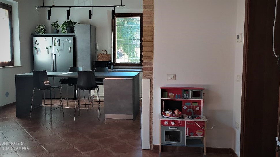 Interior design, illuminotecnica e arredo del living in una casa romagnola
