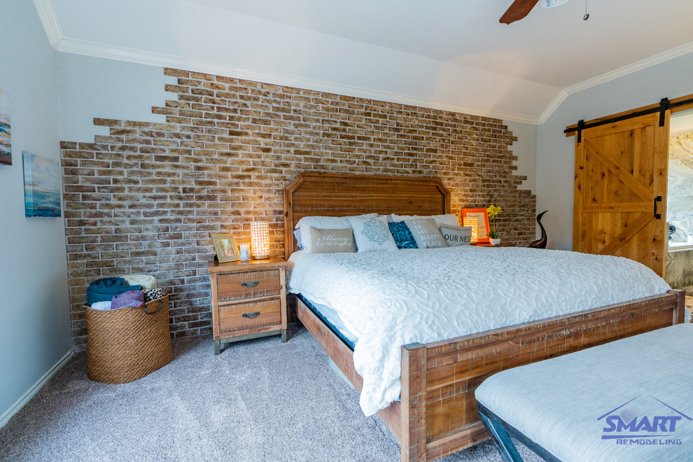 Идея дизайна: хозяйская спальня среднего размера в классическом стиле с серыми стенами, ковровым покрытием, бежевым полом, кессонным потолком и кирпичными стенами без камина