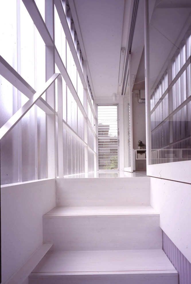 Идея дизайна: маленькая прямая лестница в стиле модернизм с металлическими перилами и кладовкой или шкафом под ней для на участке и в саду