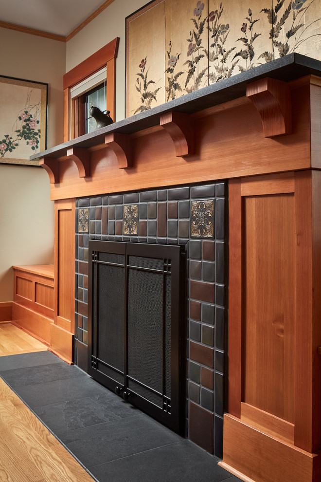 シアトルにあるトラディショナルスタイルのおしゃれなリビング (淡色無垢フローリング、標準型暖炉、タイルの暖炉まわり、グレーの床) の写真