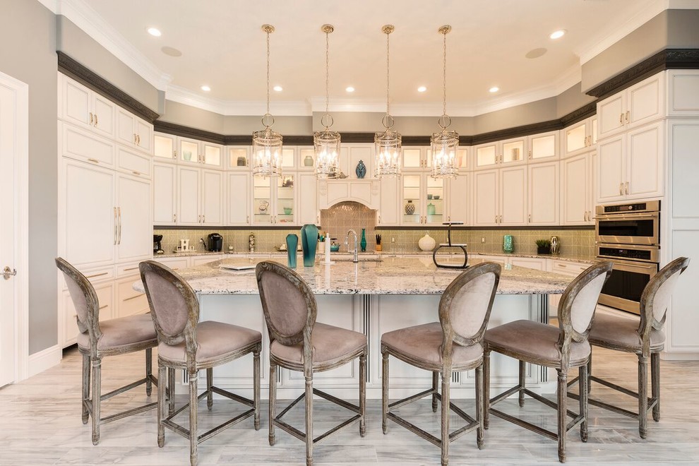This is an example of a transitional kitchen in Orlando.