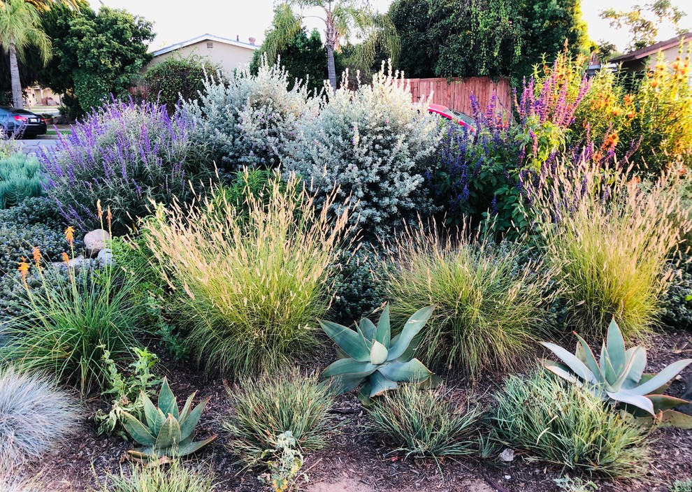 Design ideas for a mid-sized mediterranean landscaping.