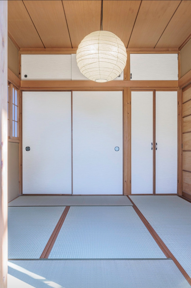 Photo of a mid-sized asian master bedroom in Other with tatami floors, no fireplace and coffered.
