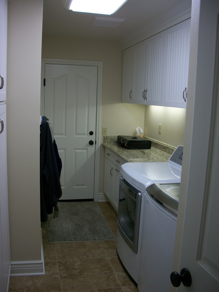 Photo of a small traditional laundry room in Los Angeles.