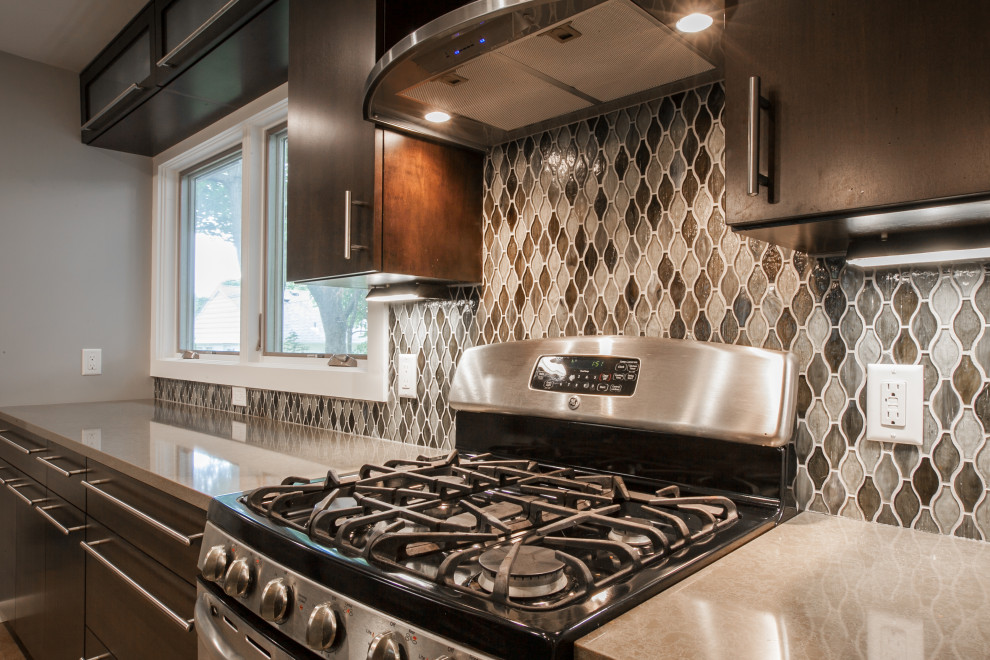 Eat-in kitchen - transitional galley cork floor and gray floor eat-in kitchen idea with an undermount sink, flat-panel cabinets, dark wood cabinets, quartz countertops, mosaic tile backsplash, stainless steel appliances and a peninsula