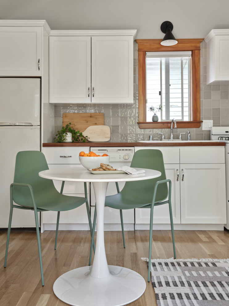 Example of a transitional home design design in Los Angeles