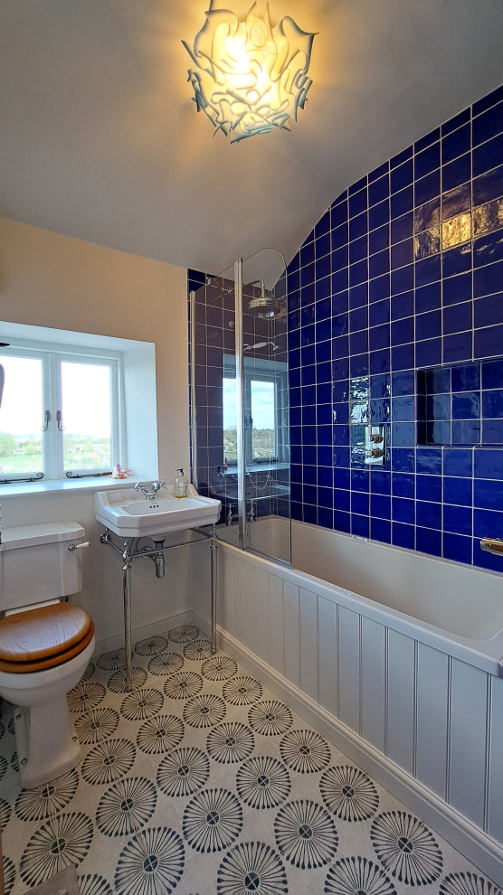 Идея дизайна: маленькая ванная комната в классическом стиле с накладной ванной, душем над ванной, раздельным унитазом, синей плиткой, керамической плиткой, полом из керамогранита, синим полом, тумбой под одну раковину и напольной тумбой для на участке и в саду