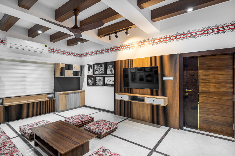 Asiatisk inredning av ett vardagsrum, med vita väggar, marmorgolv, en inbyggd mediavägg och beiget golv