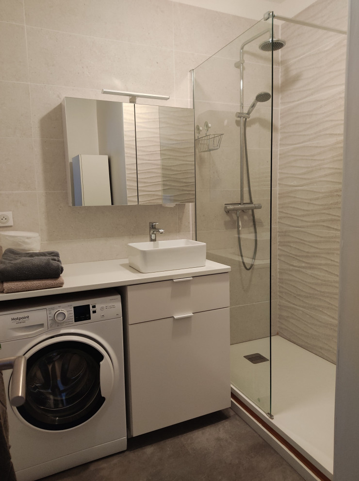 Пример оригинального дизайна: маленькая ванная комната со стиральной машиной в скандинавском стиле с бежевыми фасадами, раздельным унитазом, бежевой плиткой, керамической плиткой, бежевыми стенами, полом из керамической плитки, душевой кабиной, накладной раковиной, столешницей из ламината, серым полом, открытым душем, белой столешницей, тумбой под одну раковину и напольной тумбой для на участке и в саду