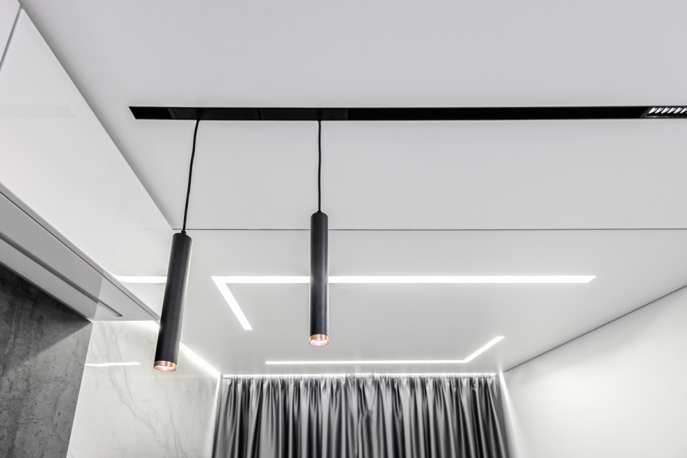 Установка натяжных потолков в квартире.