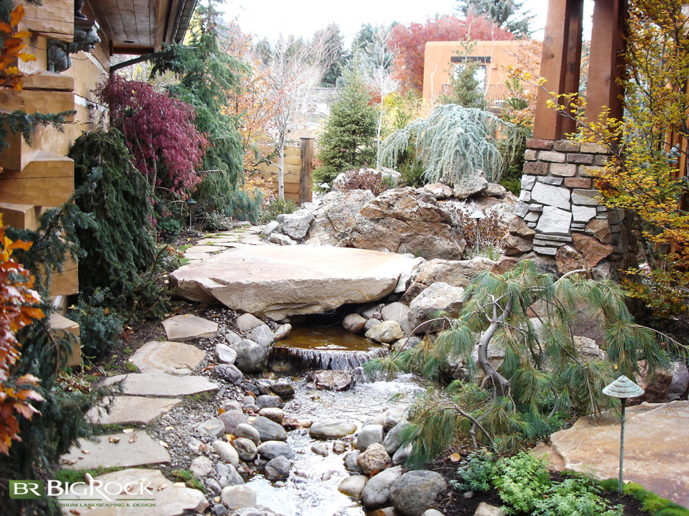 Idées déco pour un jardin arrière montagne avec un bassin et des galets de rivière.
