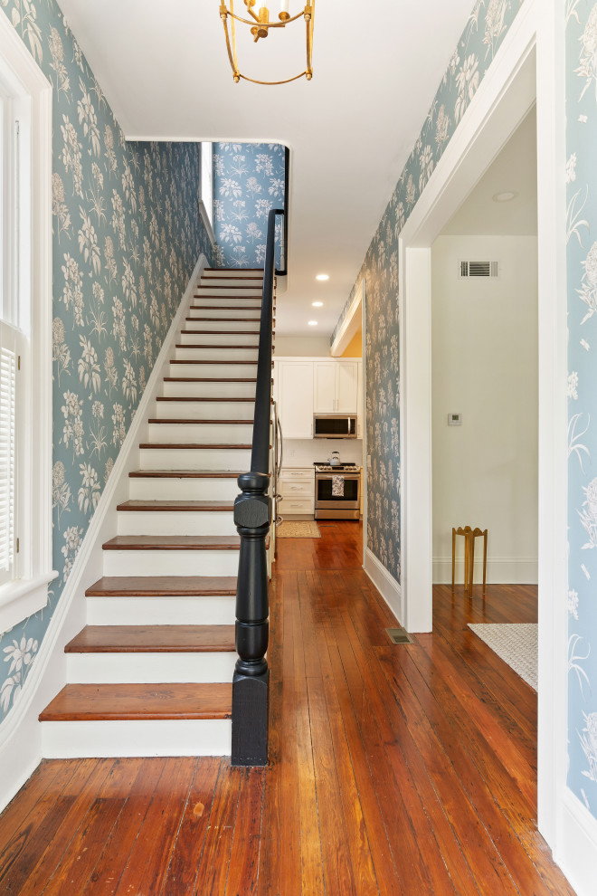Aménagement d'un escalier droit classique de taille moyenne avec des marches en bois, des contremarches en bois, un garde-corps en bois et du papier peint.