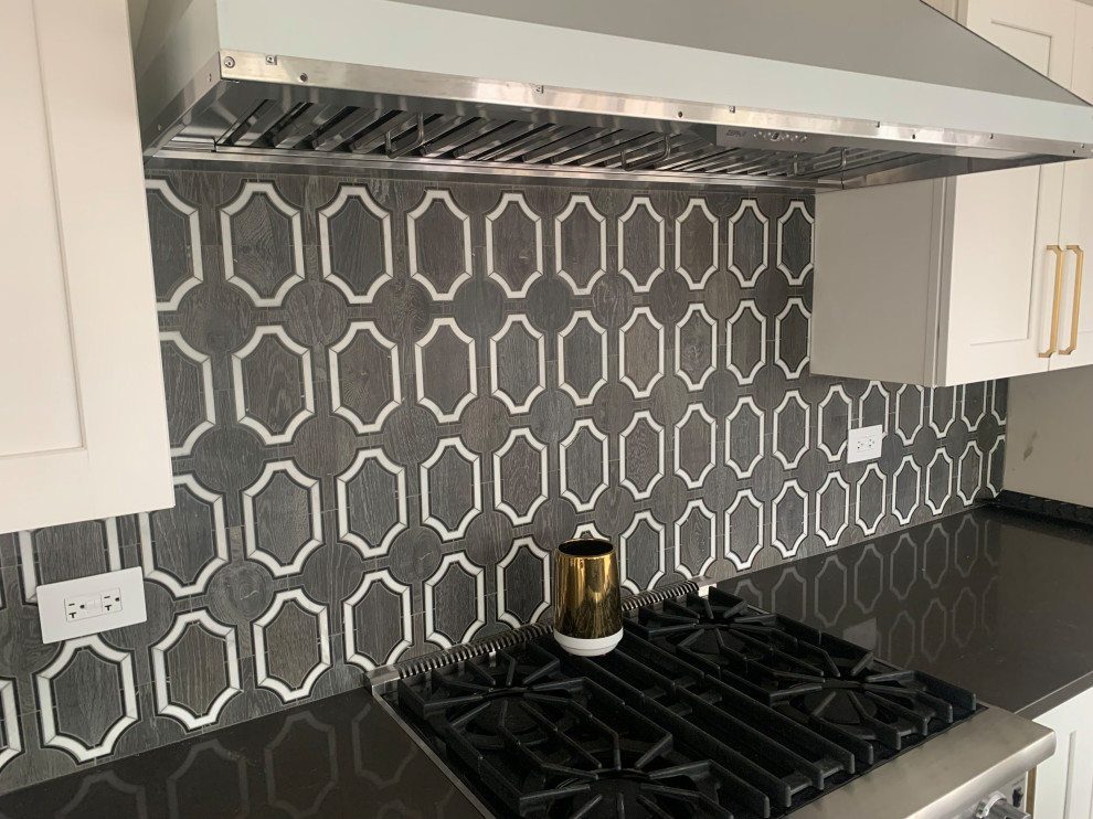 Kitchen - kitchen idea in Chicago