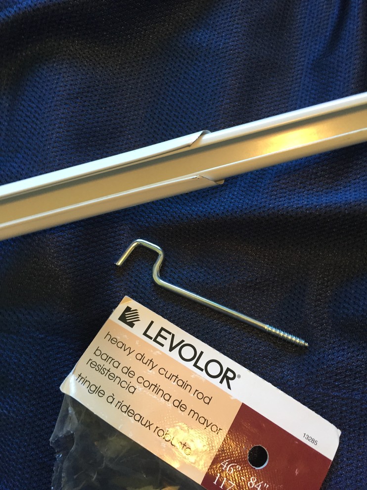 Locking an adjustable curtain rod