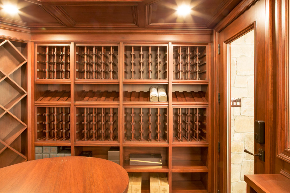 Foto de bodega tradicional renovada de tamaño medio con suelo de madera en tonos medios