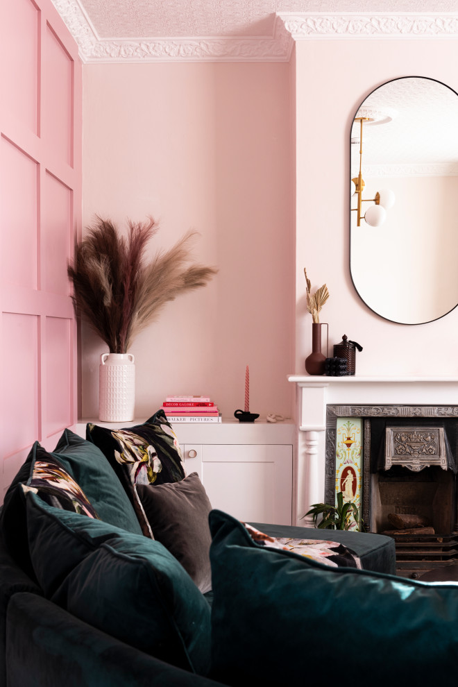 Cette image montre un salon minimaliste de taille moyenne avec une salle de réception, un mur rose, parquet clair, une cheminée standard, un manteau de cheminée en carrelage, un téléviseur d'angle, un sol beige, un plafond en papier peint et du lambris.