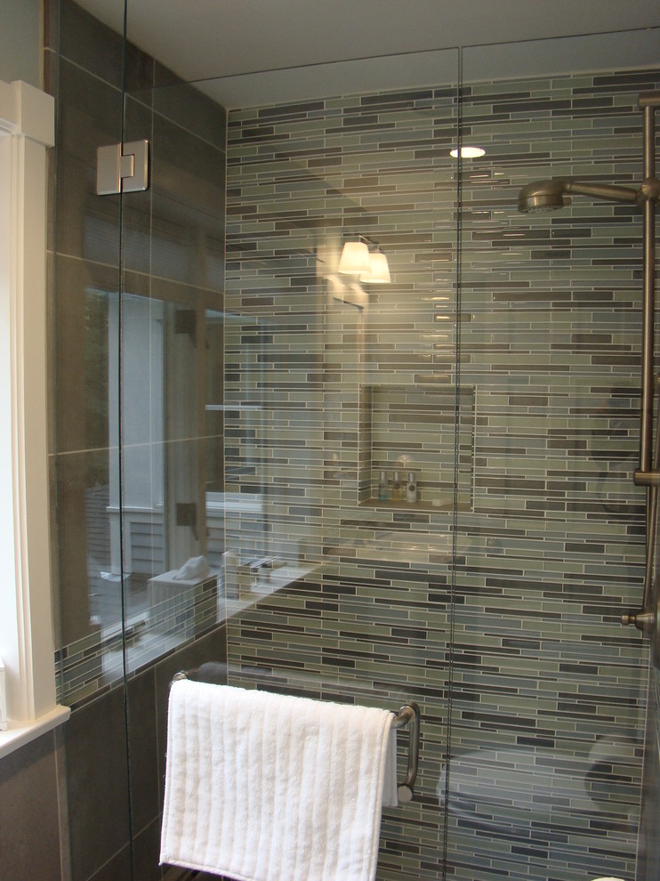 Idee per una piccola stanza da bagno con doccia contemporanea con lavabo a colonna, doccia a filo pavimento, WC sospeso, piastrelle multicolore, piastrelle di vetro, pareti blu e pavimento in gres porcellanato