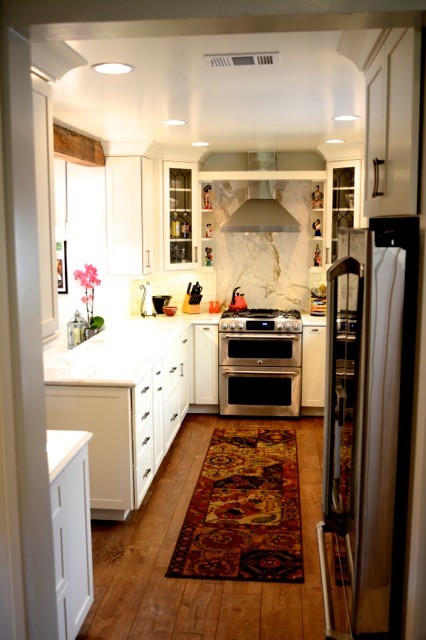 Transitional kitchen photo in Los Angeles