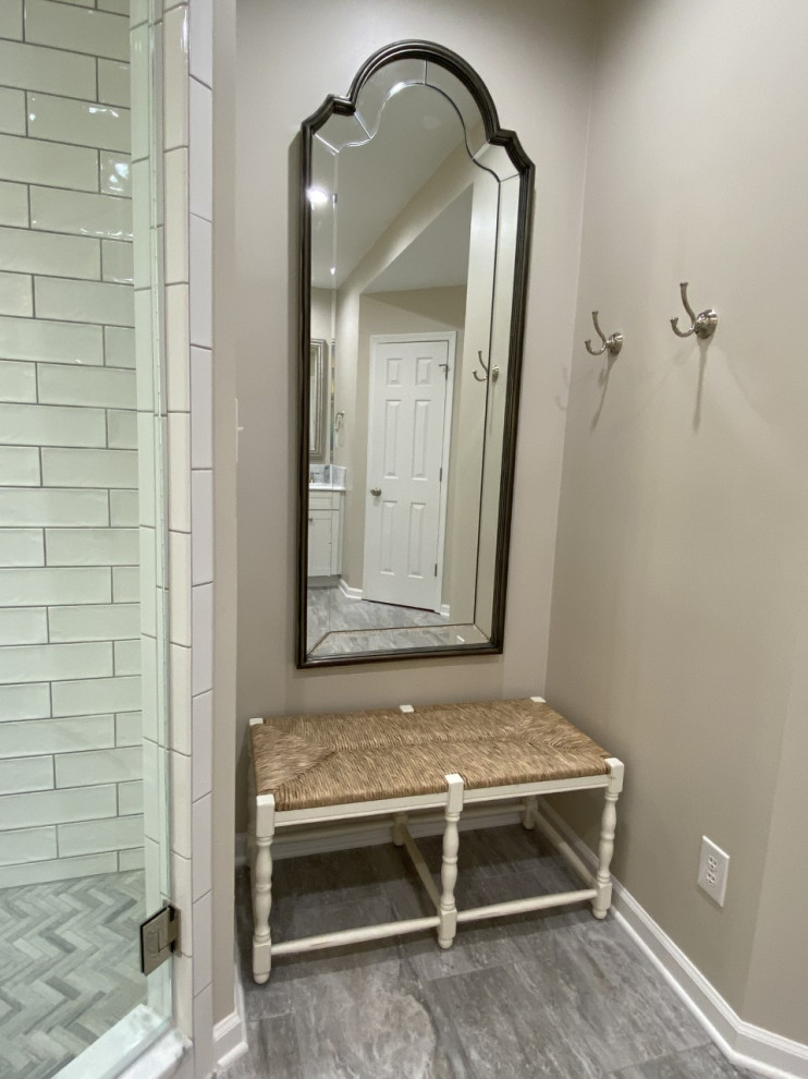 Idéer för att renovera ett mellanstort vintage vit vitt en-suite badrum, med luckor med infälld panel, vita skåp, en dusch i en alkov, en toalettstol med separat cisternkåpa, vit kakel, porslinskakel, grå väggar, klinkergolv i porslin, ett undermonterad handfat, bänkskiva i kvartsit, grått golv och dusch med gångjärnsdörr