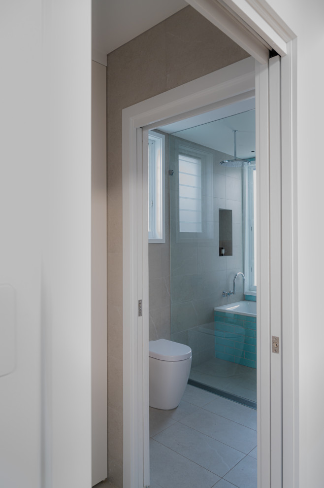 Пример оригинального дизайна: ванная комната в современном стиле с ванной в нише, душем без бортиков, серой плиткой, зелеными стенами, полом из керамической плитки, душевой кабиной, серым полом, открытым душем, тумбой под одну раковину и подвесной тумбой