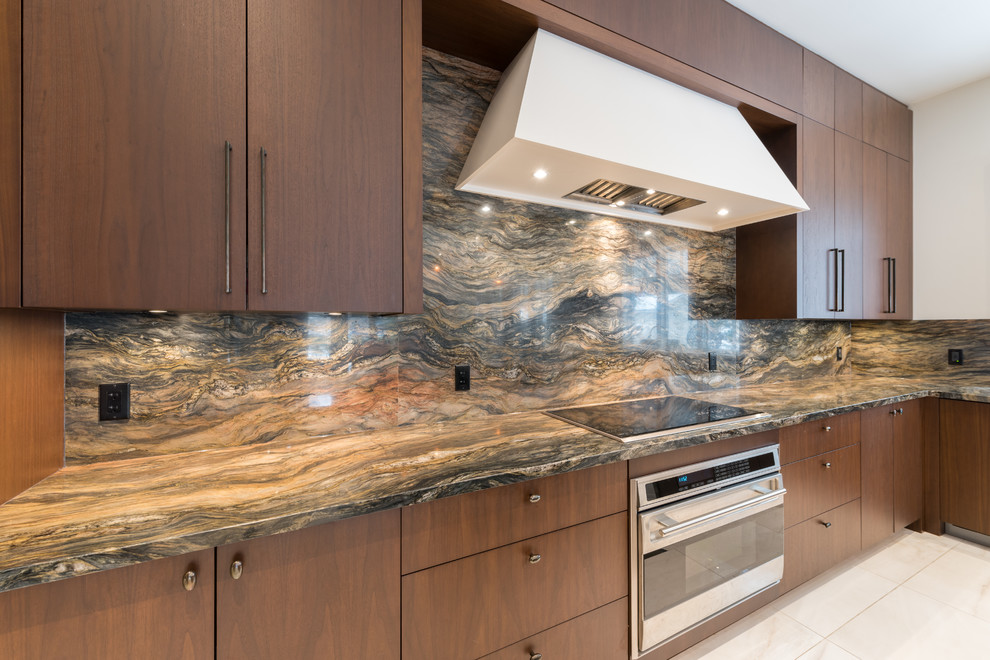 Kitchen - transitional kitchen idea in Toronto