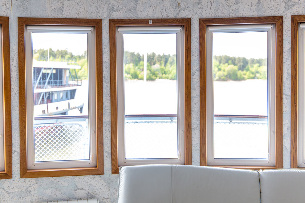 Рулонные шторы на створку окна. Проект на Яхте