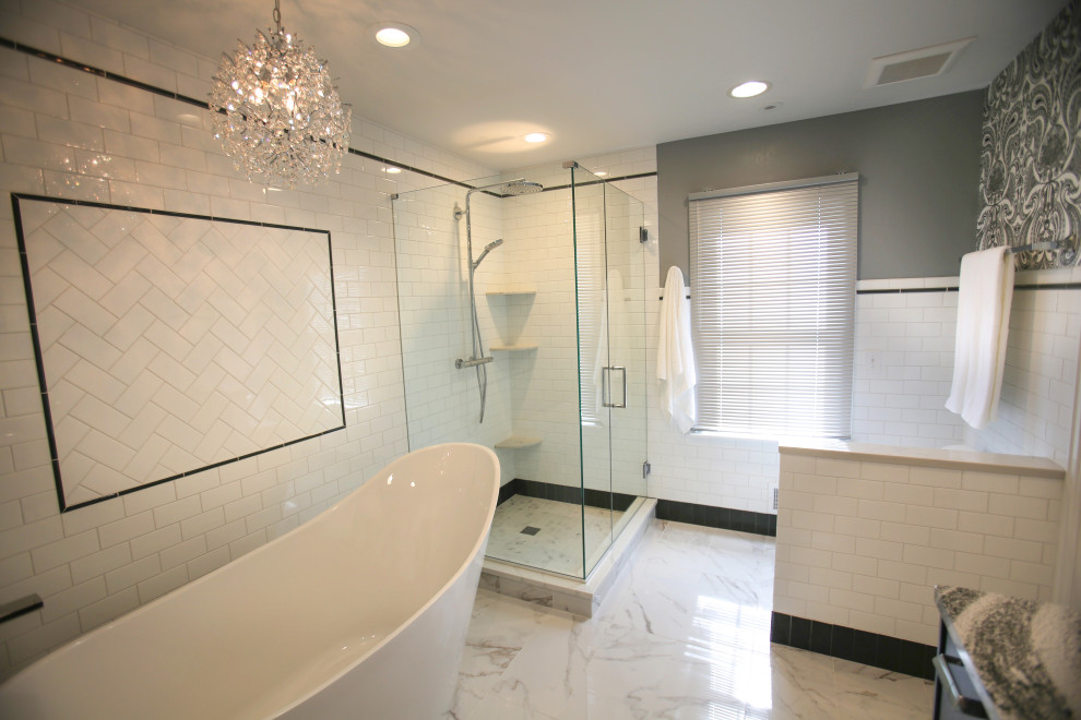 Источник вдохновения для домашнего уюта: главная ванная комната среднего размера в современном стиле с плоскими фасадами, черными фасадами, отдельно стоящей ванной, угловым душем, раздельным унитазом, черно-белой плиткой, керамической плиткой, серыми стенами, полом из керамической плитки, врезной раковиной, столешницей из искусственного кварца, белым полом, душем с распашными дверями, черной столешницей, тумбой под одну раковину, напольной тумбой и обоями на стенах